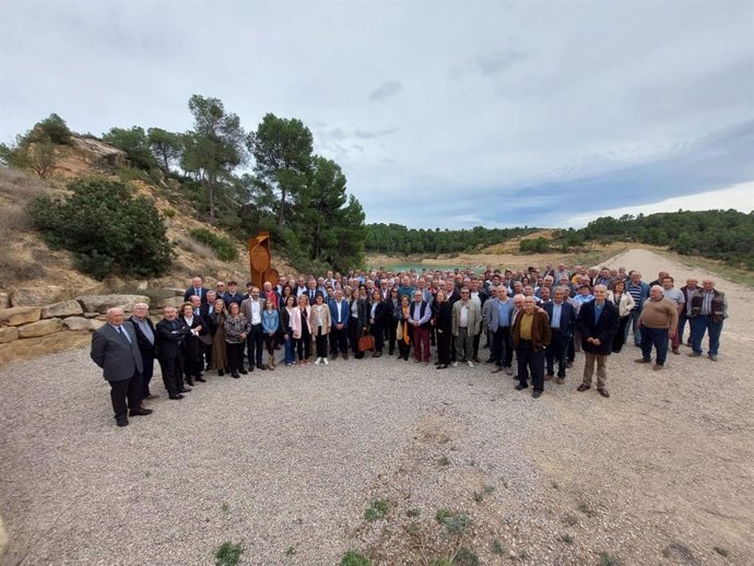 El consejero de Medio Ambiente, Manuel Blasco, ha inaugurado el monolito dedicado a José María Puyol en la presa de Val Comuna.