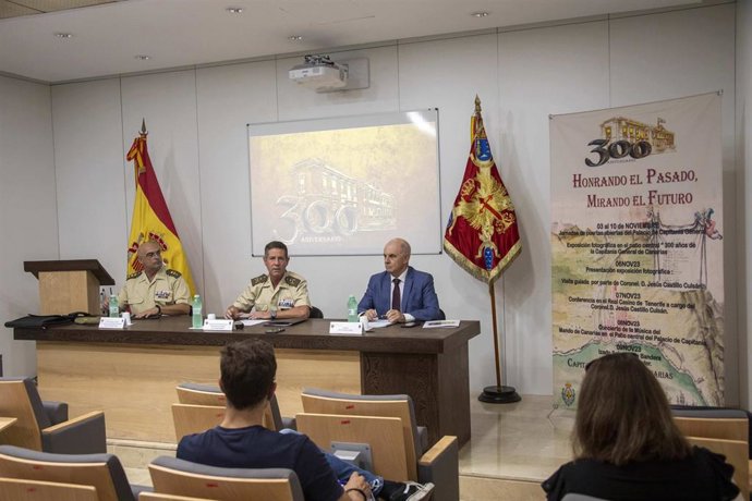 El General Jefe del Estado Mayor del Mando de Canarias, Luis Cortés Delgado, acompañado del coronel en la reserva Jesús Castillo Culsán, graduado en Historia por la Universidad de La Laguna
