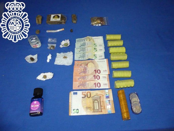 Droga y dinero intervenidos en el local de Salamanca
