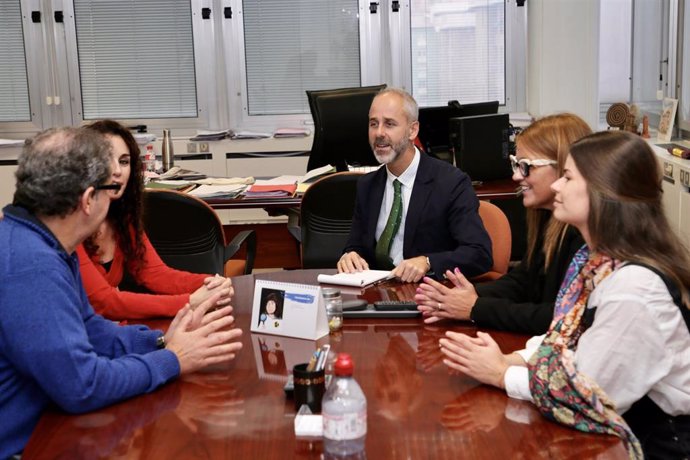 El consejero de Educación, Sergio Silva, recibe a los educadores del proyecto 'Osiris satélite colaborativo'