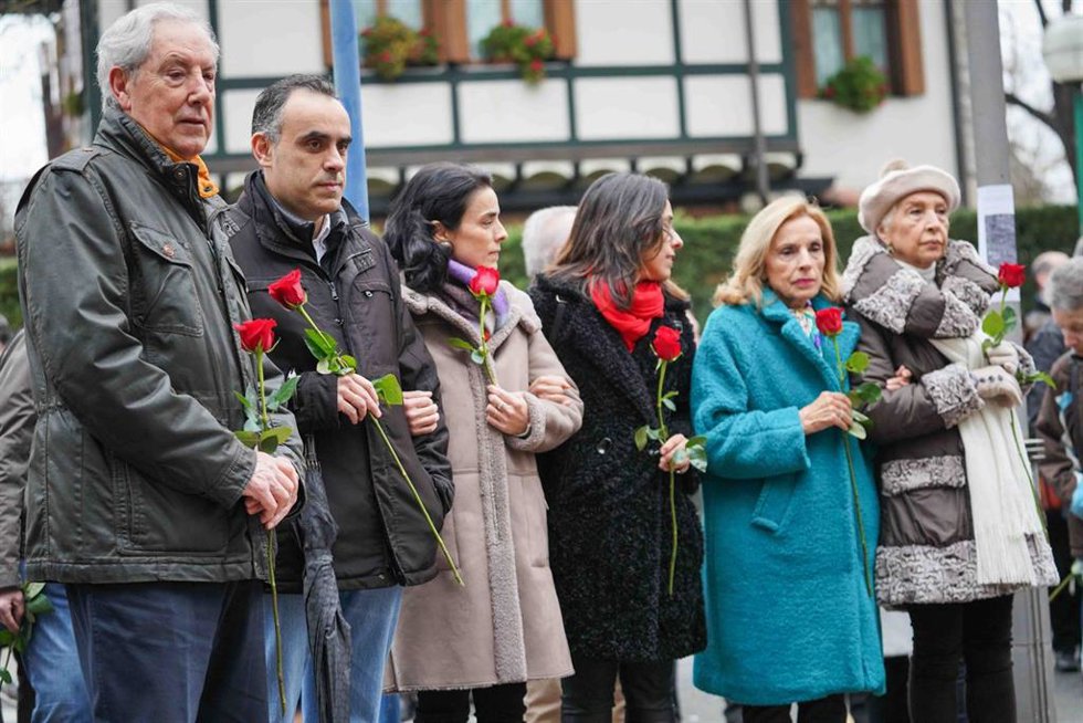 Archivo - La viuda de Fernando Buesa, Natividad Rodríguez ; el padre de Jorge Díez ; las hijas de Fernando Buesa, Marta y Sara  ; y la madre de Jorge Díez duraante una ofrenda floral por ambas víctimas mortales de ETA