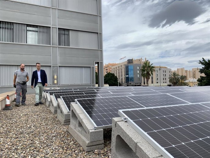 Instalación de placas fotovoltaicas en la Jefatura de la Policía Local
