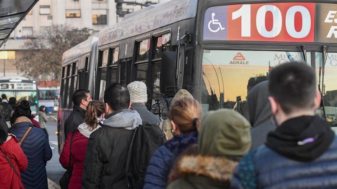 Archivo - Argentina.- Los colectivos y trenes serán gratuitos el domingo de las PASO