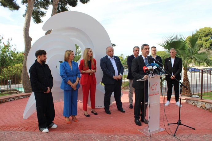 Autoridades en el descubrimiento de la nueva escultura.