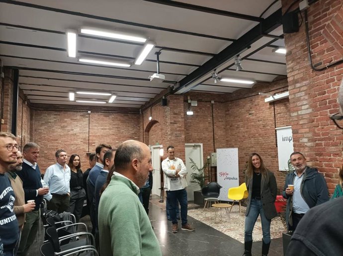 La primer teniente de alcaldesa de Gijón y concejala de Economía, Empleo, Turismo e Innovación del Ayuntamiento de Gijón, Ángela Pumariega (PP), durante su visita a  Cristasa (Gijón Impulsa)