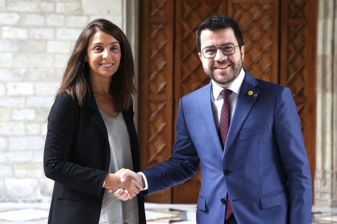 El presidente de la Generalitat, Pere Aragons, y la presidenta de la Associació Catalana de Municipis (ACM), Meritxell Budó.