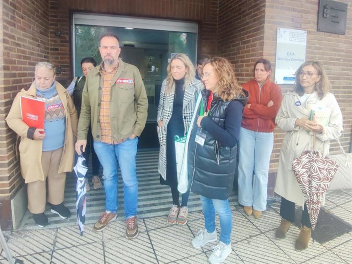 El secretario general de CCOO de Asturias, José Manuel Zapico, visita a representantes del Comité de empresa del ERA con motivo del encierro reivindicativo en la sede del organismo