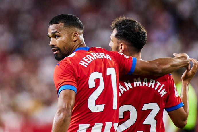 Archivo - Yangel Herrera junto a Iván Martín, jugadores del Girona, celebrando un gol.