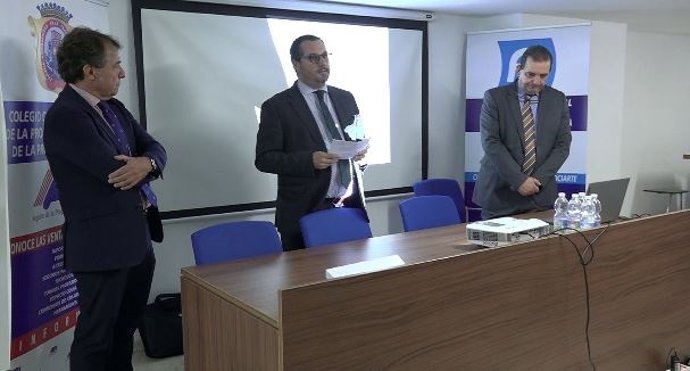 El delegado de Fomento, Articulación del Territorio y Vivienda de la Junta en Huelva, Jaime Pérez durante las jornadas 'Los aspectos jurídicos de la contratación inmobiliaria'.