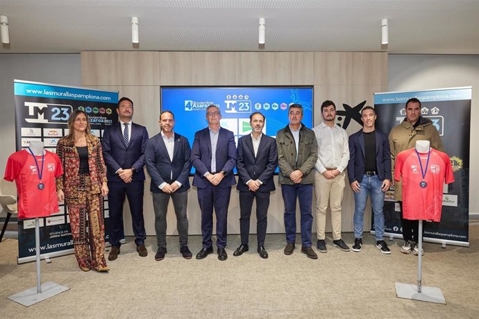 Imagen de los participantes en la presentación de la carrera de Las Murallas