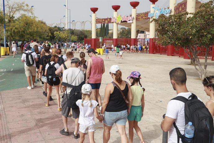Archivo - Turistas y sevillanos acuden al parque acuático Isla Mágica, en una foto de archivo.