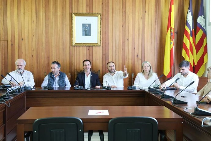 El presidente del Consell de Mallorca, Lloren Galmés, reunido en la sala de plenos del Ayuntamiento de Son Servera