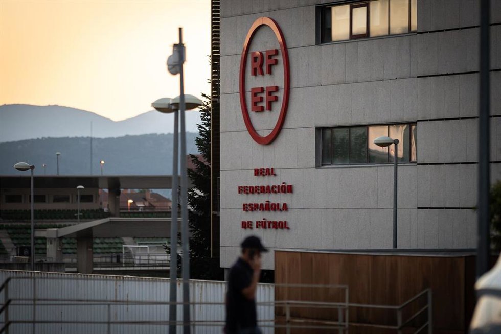 Fachada de la sede de la Real Federación Española de Fútbol (RFEF).