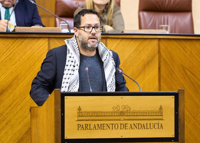 El portavoz del Grupo Mixto-Adelante Andalucía, José Ignacio García, este jueves en el Pleno del Parlamento en la defensa de la PNL.