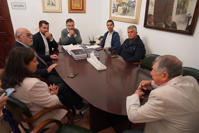 Reunión mantenida en el Ayuntamiento de Moguer (Huelva).