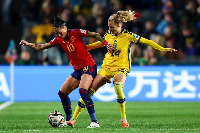 Archivo - Jennifer Hermoso of Spain (left) fights for the ball with Nathalie Bjorn of Sweden during the FIFA Women's World Cup 2023 Semi Final soccer match between Spain and Sweden in Auckland, New Zealand, Tuesday, August 15, 2023. (AAP Image/Aaron Gil