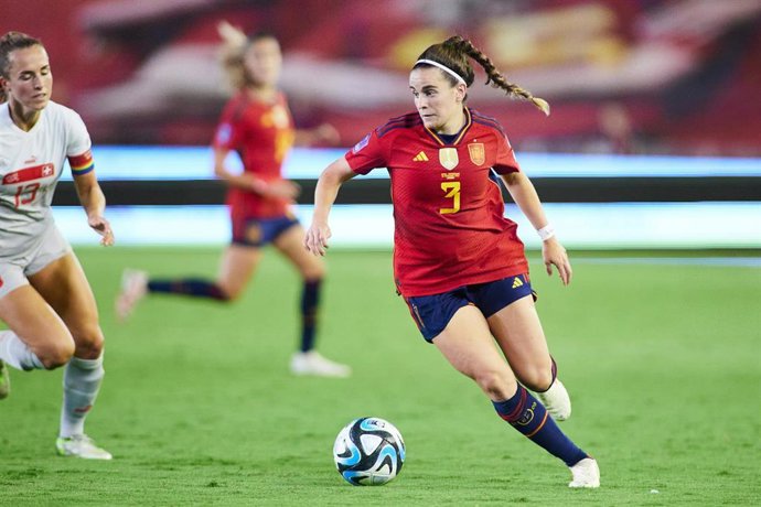 Archivo - La centrocampista de la selección española Teresa Abelleira, ante Suiza. 