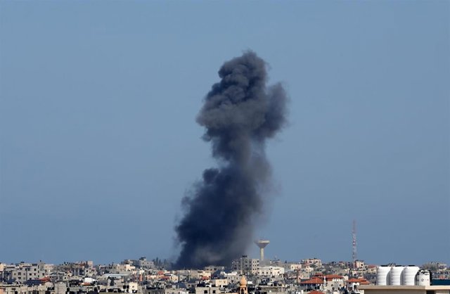 Columna de humo en la Franja de Gaza tras un ataque de las Fuerzas de Defensa de Israel