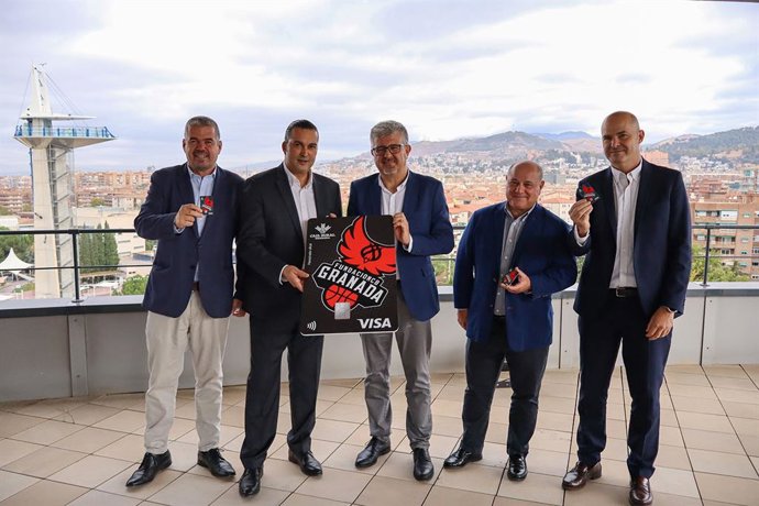 Presentación de una tarjeta de Caja Rural con descuentos en relación con el Fundación CB Granada