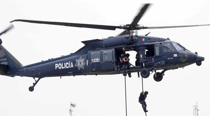 Archivo - Policía Federal de México a bordo de un helicóptero
