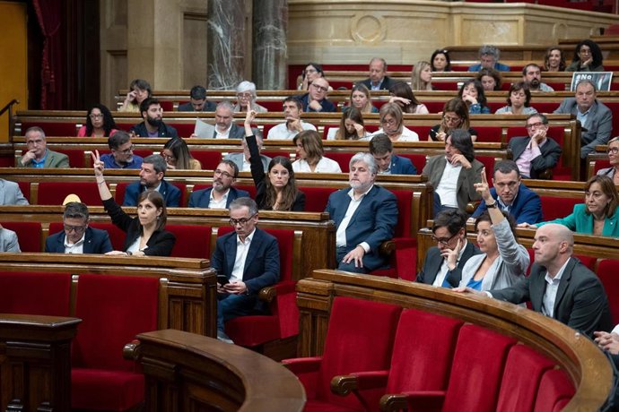 Varios diputados votan durante una sesión plenaria en el Parlament de Catalunya, a 26 de octubre de 2023, en Barcelona, Catalunya (España). El Parlament ha reconocido hoy a través de una declaración de la Junta de Portavoces el derecho de Israel a defen