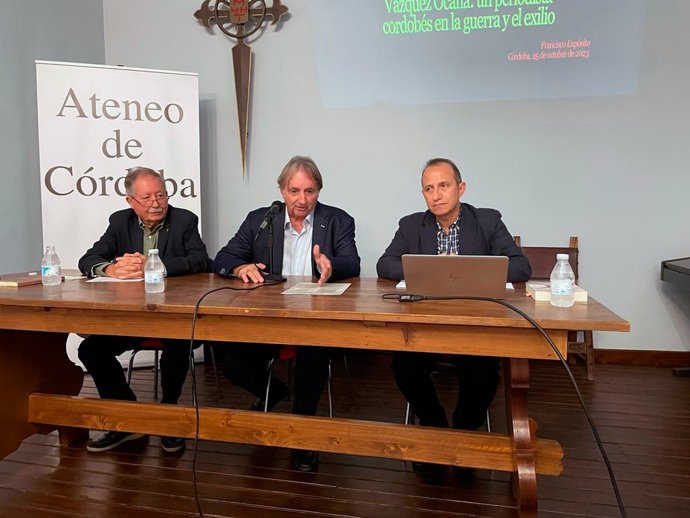  Francisco Expósito (dcha.), en el Ateneo de Córdoba, junto a Antonio Barragán y José Luis García (centro).