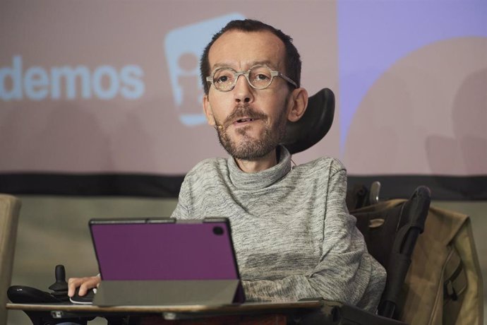 Archivo - El portavoz de Podemos en el Congreso de los Diputados, Pablo Echenique, interviene durante un acto de Podemos-IU en el Palacio de Festivales, a 24 de mayo de 2023, en Santander, Cantabria (España).