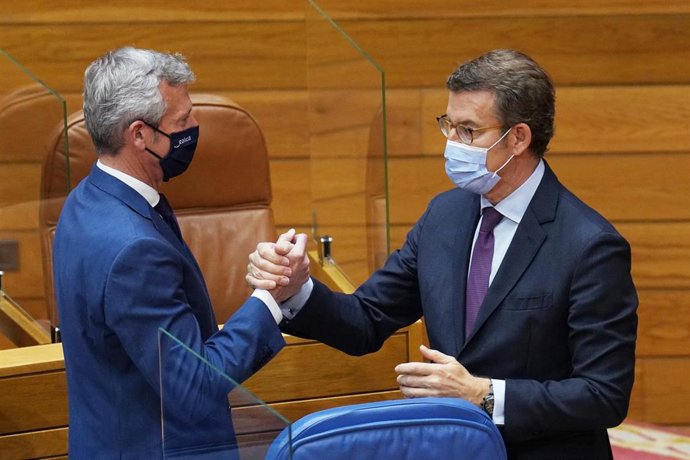 Archivo - El hasta ahora vicepresidente primero de la Xunta de Galicia, Alfonso Rueda (i), y el presidente del Partido Popular, Alberto Núñez Feijóo (d), se saludan durante la investidura de Rueda como presidente de la Xunta, a 12 de mayo de 2022, en Sa