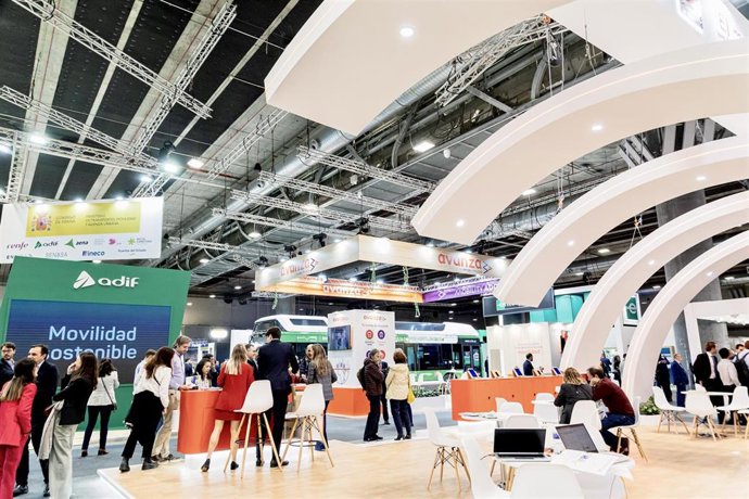 Varias personas visitan el Global Mobility Call, en la Feria de Madrid IFEMA, a 24 de octubre de 2023