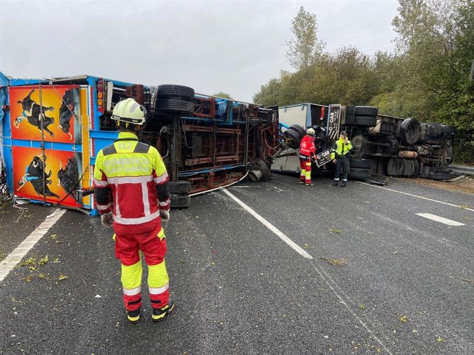 Camión volcado en la A-8