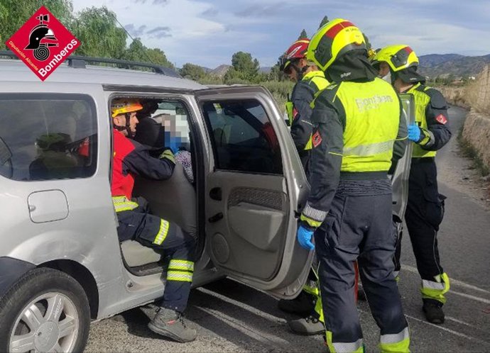 Herida una mujer tras un choque entre dos vehículos en Petrer (Alicante)