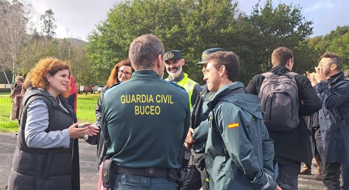 La subdelegada del Gobierno en A Coruña, María Rivas, junto a otros responsables, en un simulacro de incendio forestal