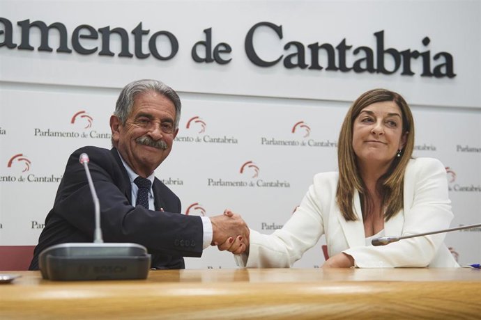 Archivo - La presidenta del Partido Popular de Cantabria, María José Sáenz de Buruaga, el secretario general del PRC, Miguel Ángel Revilla, en la firma del acuerdo para su  investidura como presidenta de Cantabria, en el Parlamento.