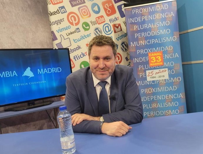 El concejal presidente del distrito madrileño de Latina, Alberto González, en el programa 'Cambia Madrid' de Canal 33 TV.