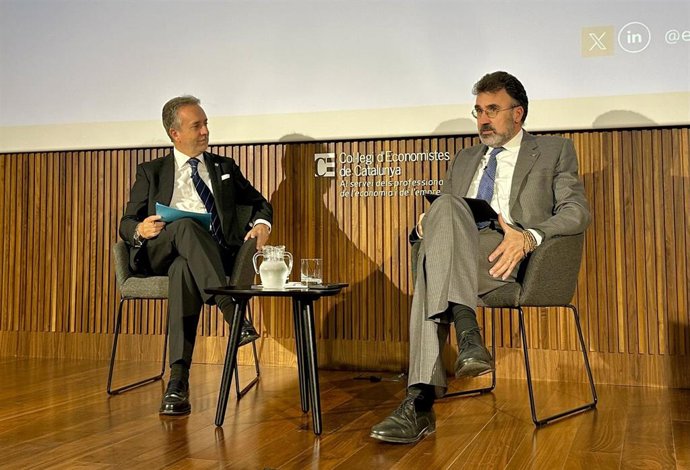 El decano del Collegi d'Economistes de Catalunya (CEC), Carlos Puig de Travy, y el presidente del Puerto de Barcelona, Lluís Salvadó