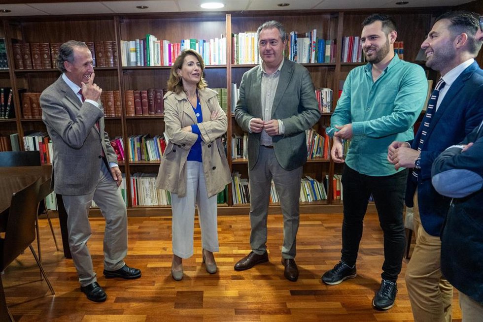 La ministra de Transportes, Movilidad y Agenda Urbana en funciones, Raquel Sánchez (2i) y el secretario general del PSOE-A, Juan Espadas (3i), antes del comienzo de la reunión realizada hoy en la sede del PSOE-A. A 26 de octubre de 2023, en Sevilla, (An