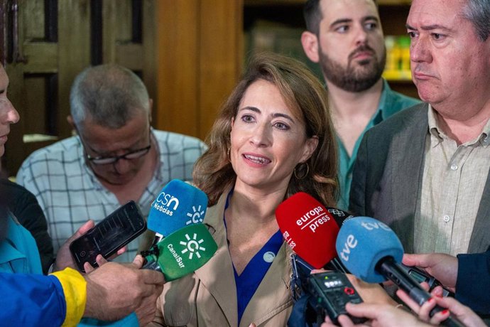 La ministra de Transportes, Movilidad y Agenda Urbana en funciones, Raquel Sánchez atiende a los medios de comunicación antes de la reunión realizada hoy en la sede del PSOE-A. A 26 de octubre de 2023, en Sevilla, (Andalucía, España). La ministra de Tra