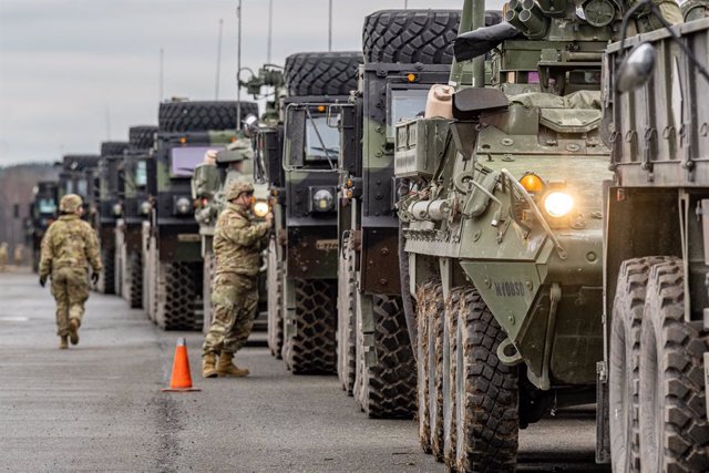 Archivo - 09 February 2022, Bavaria, Vilseck: Military vehicles of the US Army stand on the grounds of the Grafenwoehr military training area. The US Army is transferring around 1,000 soldiers, including tanks and military vehicles, from its base in Vilse