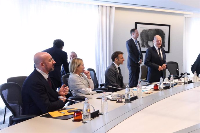 El presidente del Consejo Europeo, Charles Michel, la primera ministra italiana, Georgia Meloni, el presidente francés, Emmanuel Macron, y el canciller alemán, Olaf Scholz (de izquierda a derecha)  al margen de una cumbre de la UE en Bruselas