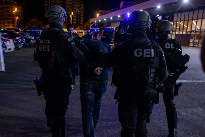 Efectius del Grup Especial d'Intervenció (GEI) dels Mossos d'Esquadra es porten un detingut durant el simulacre d'atemptat terrorista en l'estació de Sants, a 27 d'octubre de 2023, a Barcelona, Catalunya, (Espanya). Unes 500 persones, entre miem