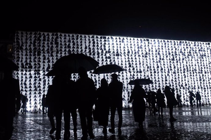 Archivo - La Plaza Mayor durante el Festival Internacional de la Luz, LuzMadrid