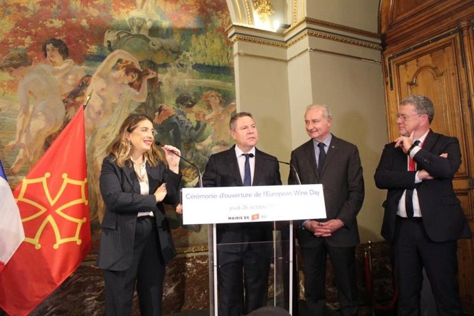 El presidente de Castilla-La Mancha, Emiliano García-Page, recibe la medalla que hace oficial su nombramiento como miembro de la Hermandad del Vino del Suroeste de Francia.