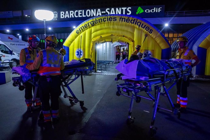 Efectivos del Sistema de Emergencias Médicas (SEM) se llevan a una herida durante el simulacro de atentado terrorista en la estación de Sants, a 27 de octubre de 2023, en Barcelona, Cataluña, (España). Unas 500 personas, entre miembros de los cuerpos de