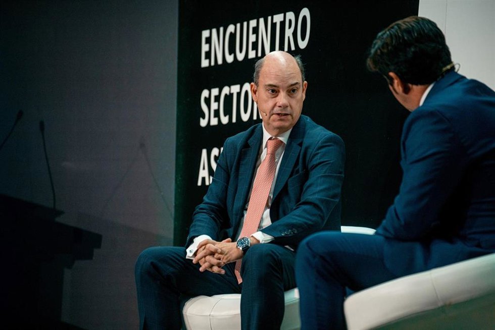 El vicepresidente de MAPFRE y CEO de Iberia, José Manuel Inchausti (i) y el socio responsable del sector de seguros de Deloitte, Teodoro Gómez (d), participan en una mesa redonda durante el XXX Encuentro del Sector Asegurador , en el Auditorio Rafael de