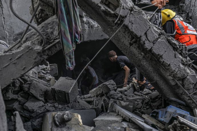 Trabajos de búsqueda y rescate en un edificio destruido por un bombardeo de Israel contra Rafá, en el sur de la Franja de Gaza