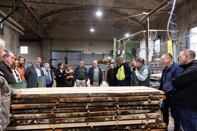 Un momento de la visita de los integrantes del Comité Forestal a la serrería Barbiur, ubicada en Olloki