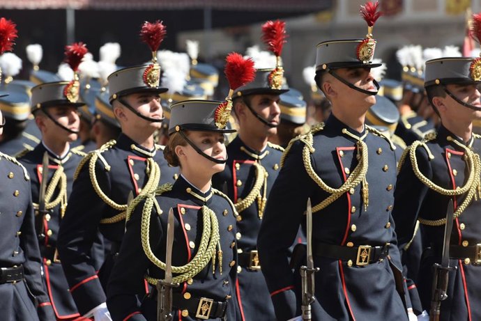 La princesa Leonor (c) durante el acto de Jura de Bandera, en la Academia General Militar 
