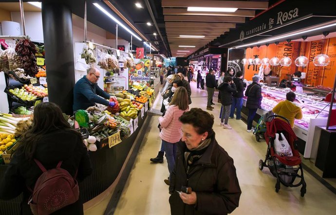 Archivo - Un grupo de personas en la frutería y carnicería de un mercado de abastos. Imagen de archivo