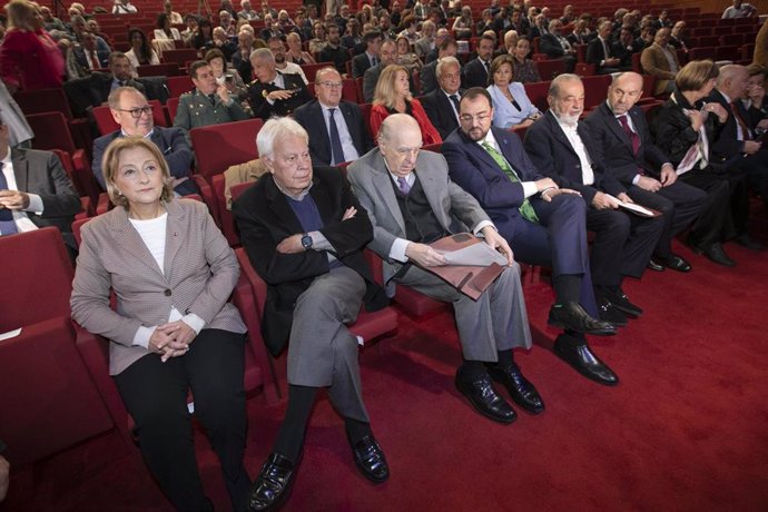 Delia Losa, Felipe González, Julio María Sanguinetti, Adrián Barbón y Carlos Slim durante la XXVIII Reunión Plenaria de la Fundación Círculo de Montevideo, en el Centro Internacional Óscar Niemeyer de Avilés