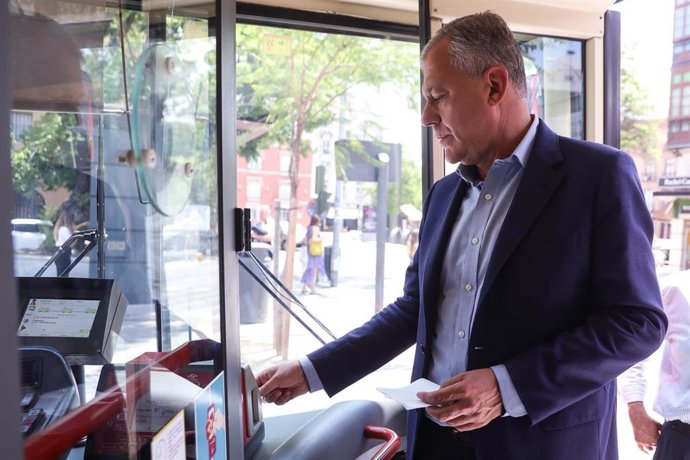 Archivo - Imagen de archivo del alcalde de Sevilla, José Luis Sanz, en el interior de un autobús de Tussam.